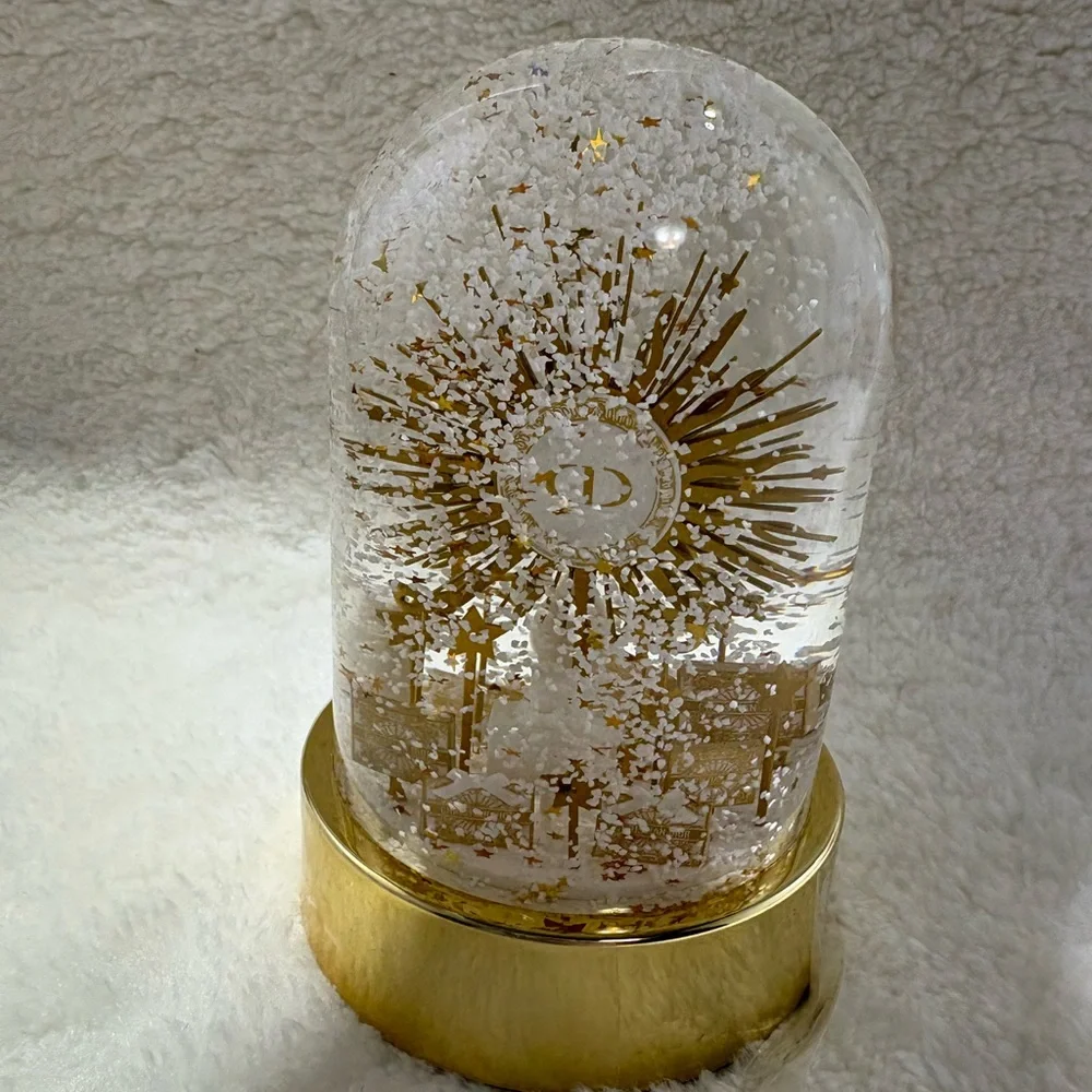 Dior gift 2024 Christmas snow Globe - Picture 4 of 9